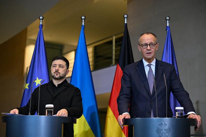 乌克兰为什么不选择投靠俄罗斯？那不是一样能保证安全吗？但是面对俄罗斯的“安全承诺