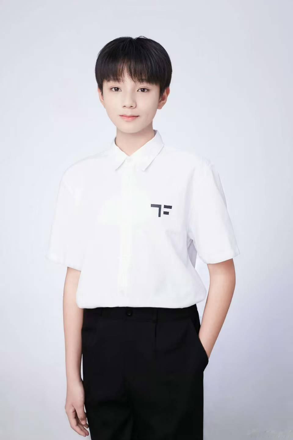 王橹杰公式照变化王橹杰证件照变化 哇哇哇哇哇哇 