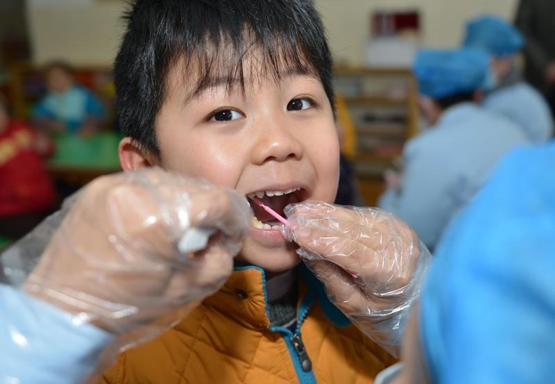 预防儿童乳牙龋齿，儿童就不能吃糖果吗？这是一个很好的问题，也是很多家长的困惑。简