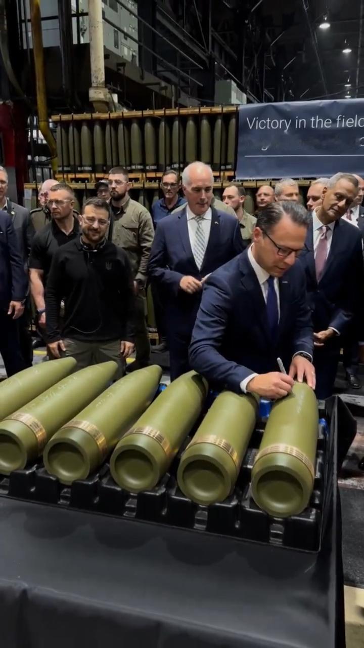 乔什·夏皮罗和泽连斯基参观宾夕法尼亚州斯克兰顿的炮弹工厂
夏皮罗签署将在乌克兰战