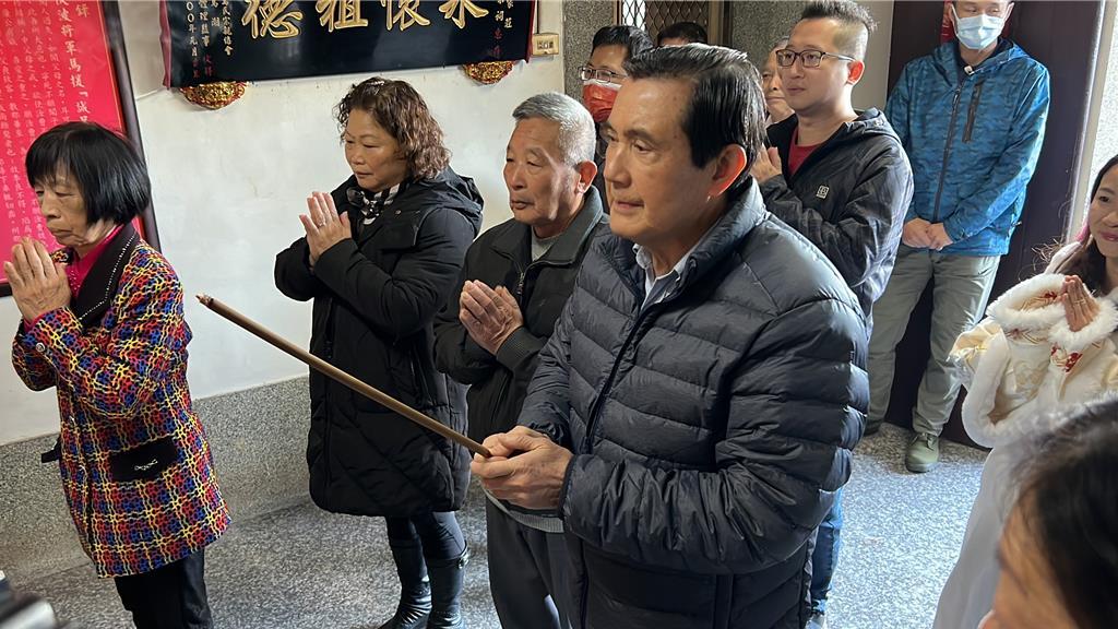 今天是大年初二，马英九循过去往例前往苗栗县通霄镇枫树里马家庄，与在地宗亲一起祭祖