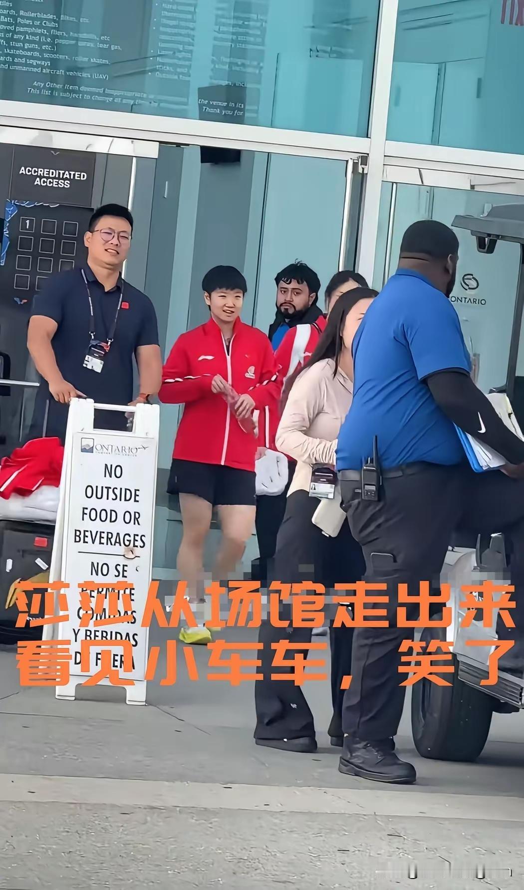 莎莎勇夺冠军后，又开心地坐小车车回酒店了！
莎莎勇夺冠军后，心情棒棒的，和翔哥、