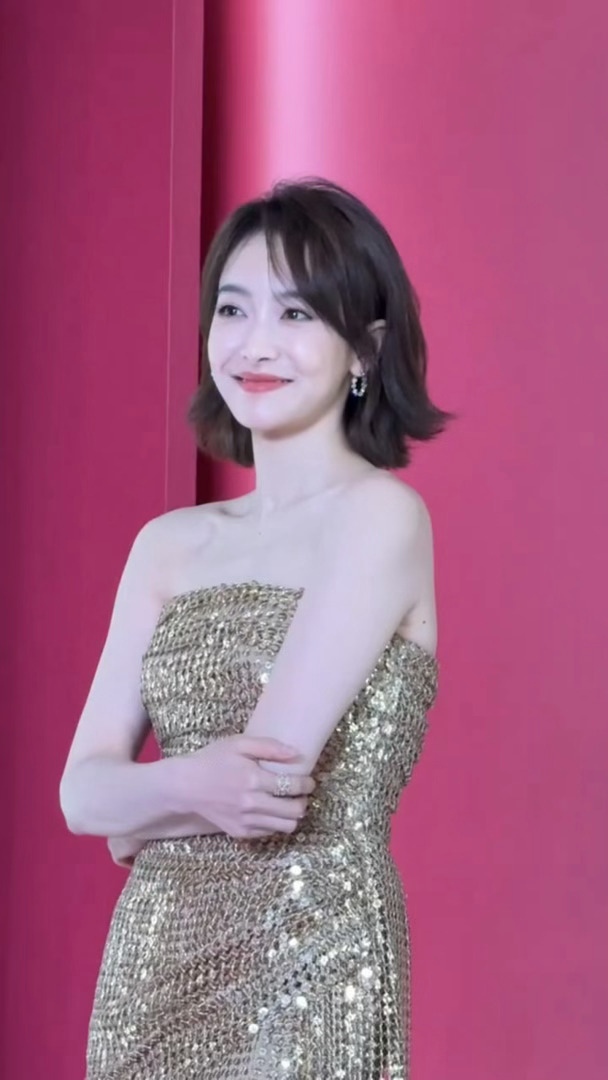 这一身好美好大气纯生图超级无敌抗打我就这样轻易的就💋上宋茜金色亮片抹胸礼服