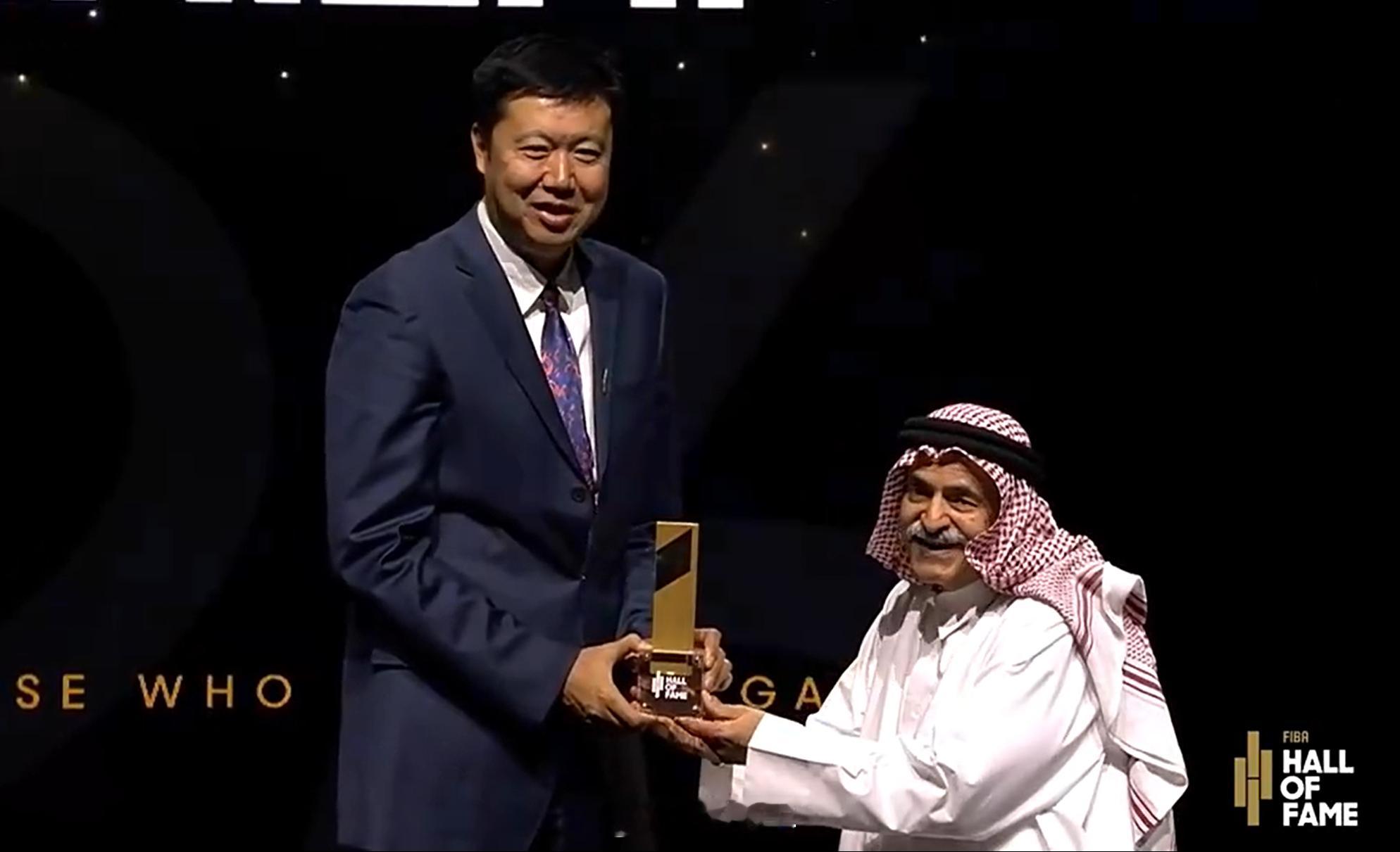 王治郅：我深知没有国家的培养就没有我今天的成就。每当我身披国家队的战袍在赛场上拼