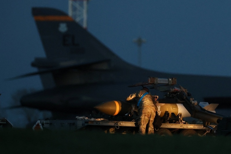 #美国防部申请2000亿美元对伊战争费# 【打伊朗还要花多少？五角大楼：先再烧个