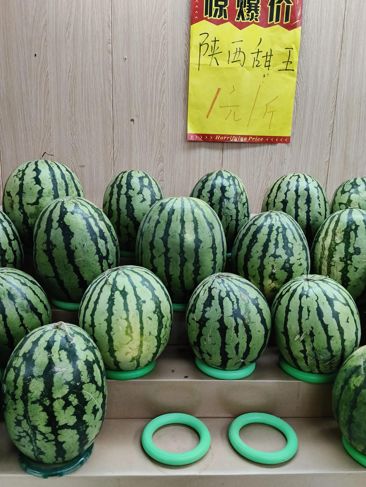 现在兰州卖的大多数还都是外地的西瓜，比如说陕西的，新疆的西瓜，桃子都是天水秦安的