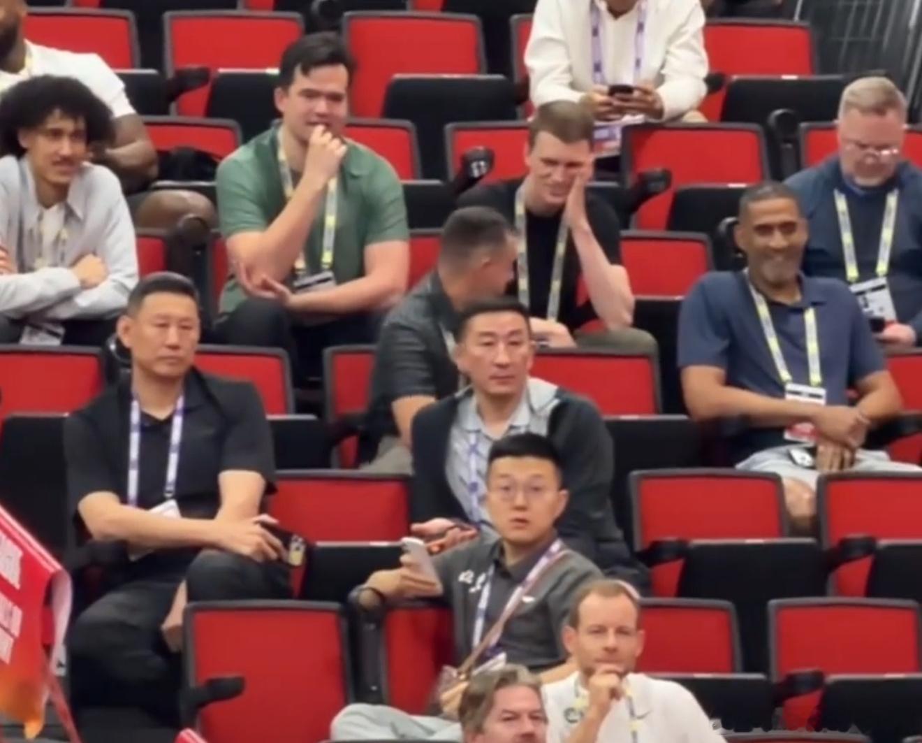 李楠与张云松现身NBA夏季联赛挑选外援。过去两个赛季北京队都吃亏在了外援的能力上