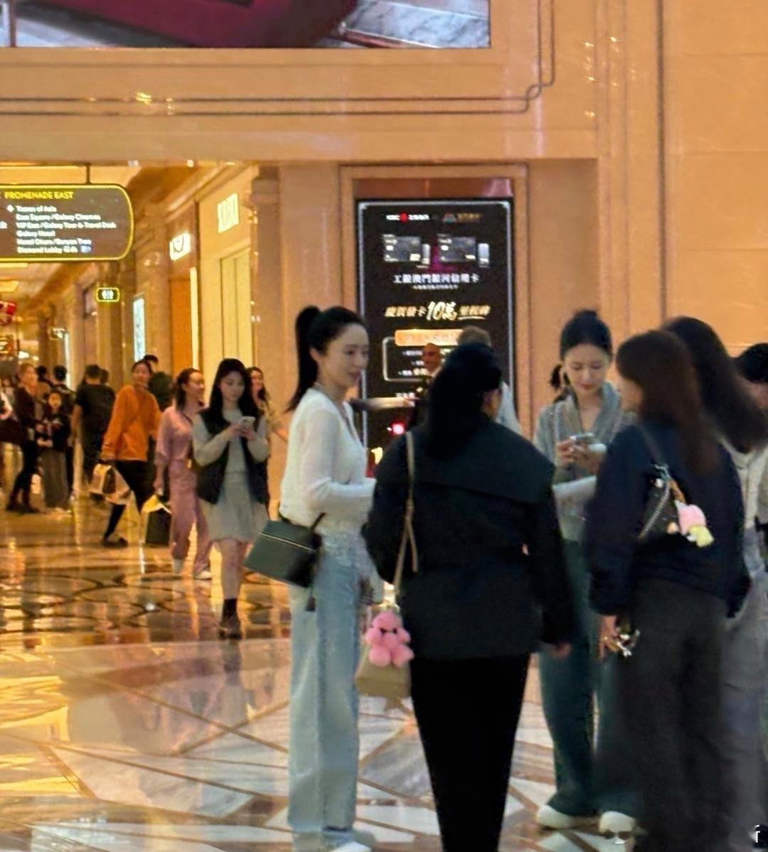 佟丽娅和董璇长得像，没想到这些年两个人的关系也是越来越好，去哪里都是互相陪伴在一