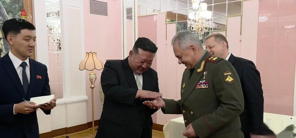 7月27日上午，金正恩同志在劳动党中央委员会本部大楼，向绍伊古同志赠送纪念品，看