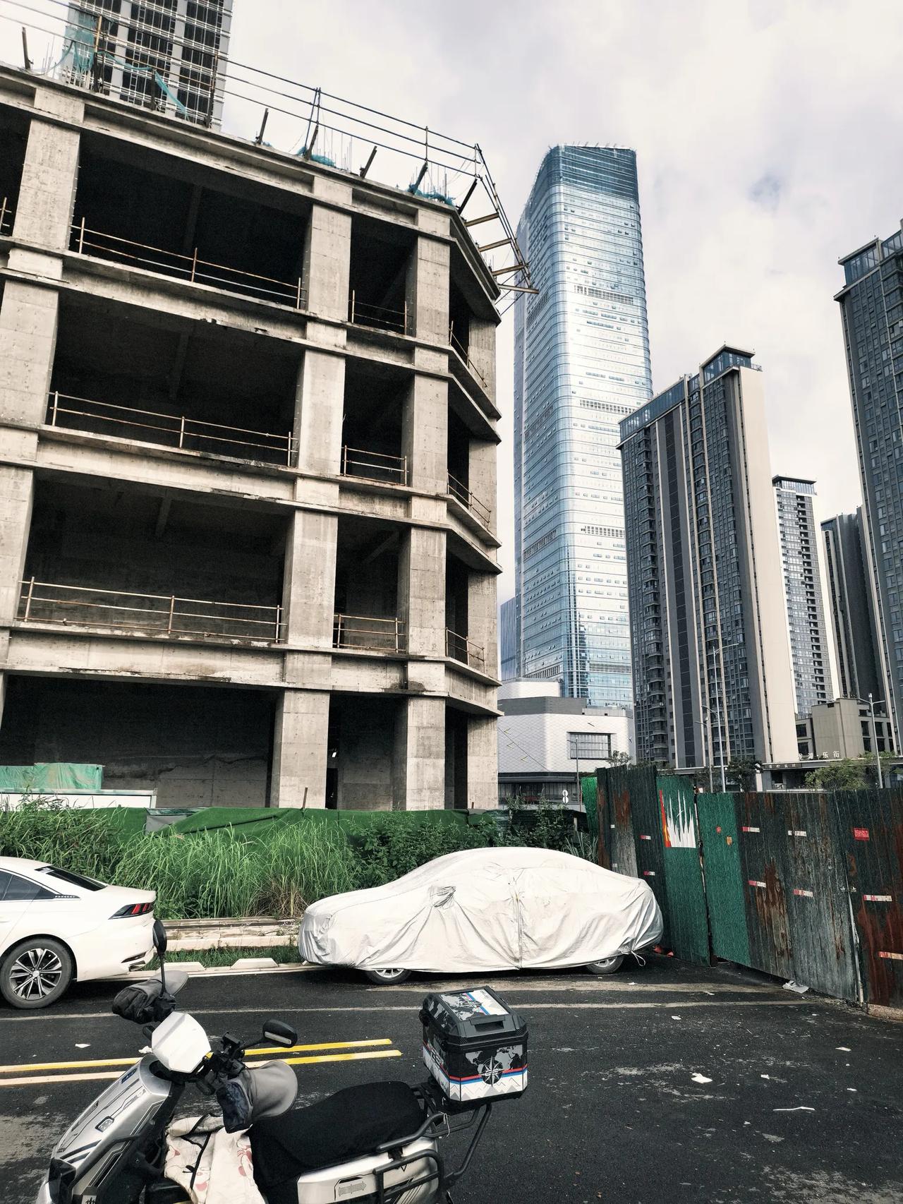 这幢楼建至地面4层了。但是我打赌十年之内建不好，交付不了。