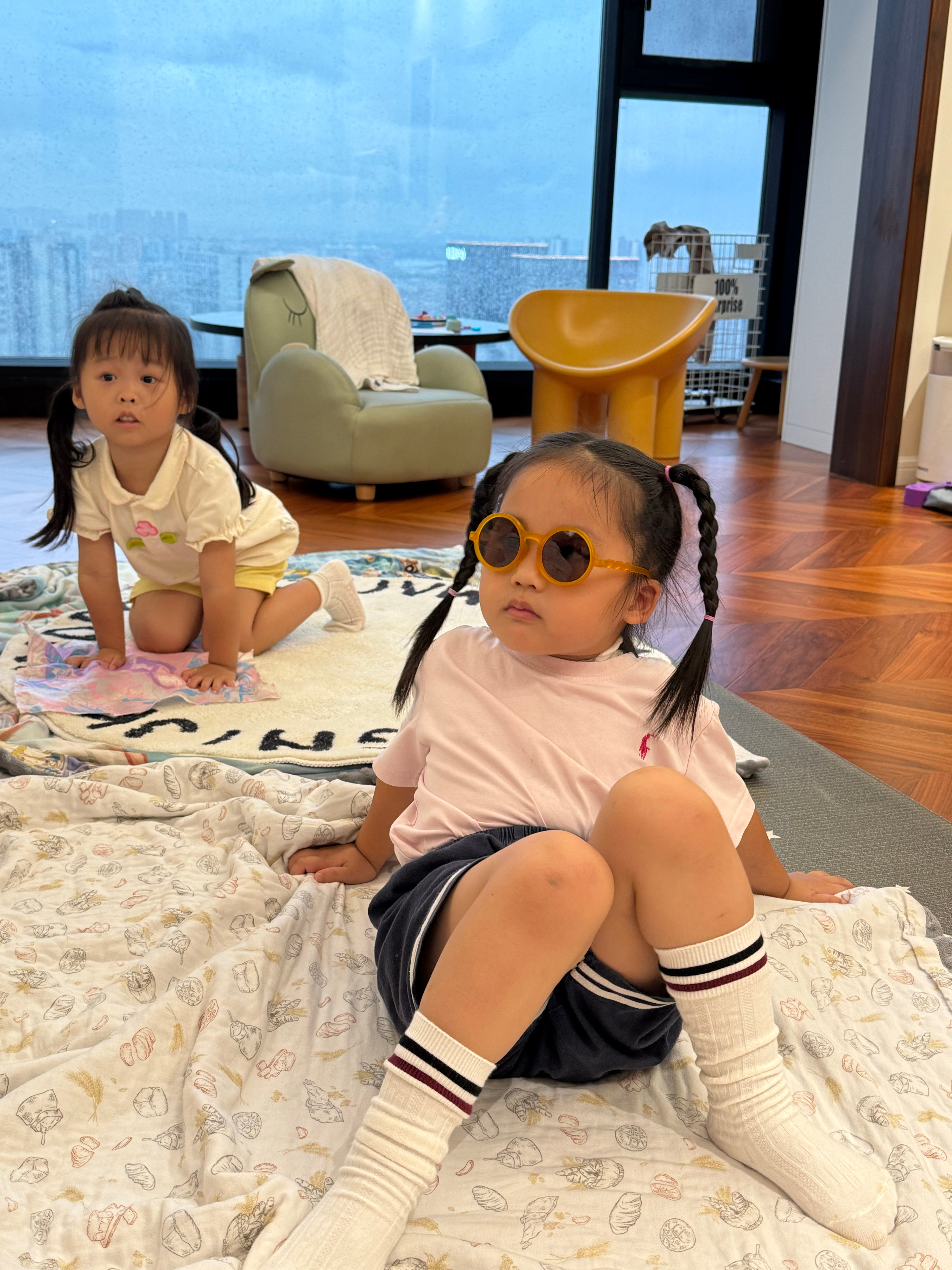 姐在家快无聊疯了好朋友来家里救她了 