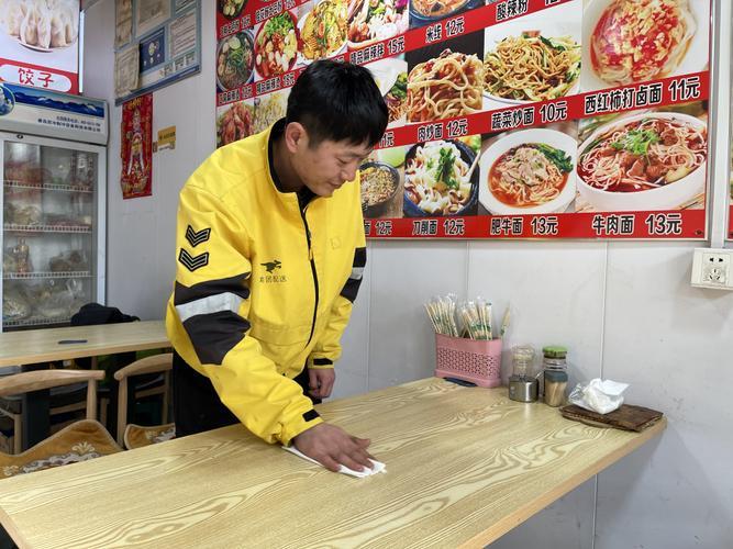 .格局不是一般的大！”浙江，一饭馆老板收留了一名残疾小伙，眼看店里生意不好，老板