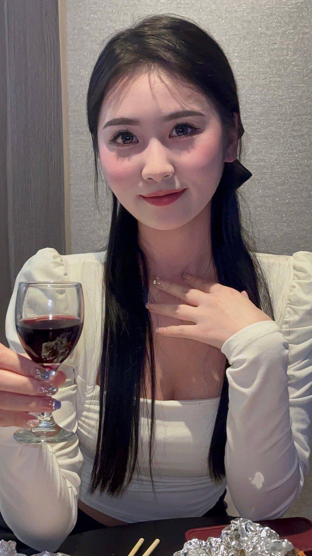 跟姐妹开个房 喝点小酒 说着别人坏话 真美[鼓掌][鼓掌][鼓掌][鼓掌] ​​