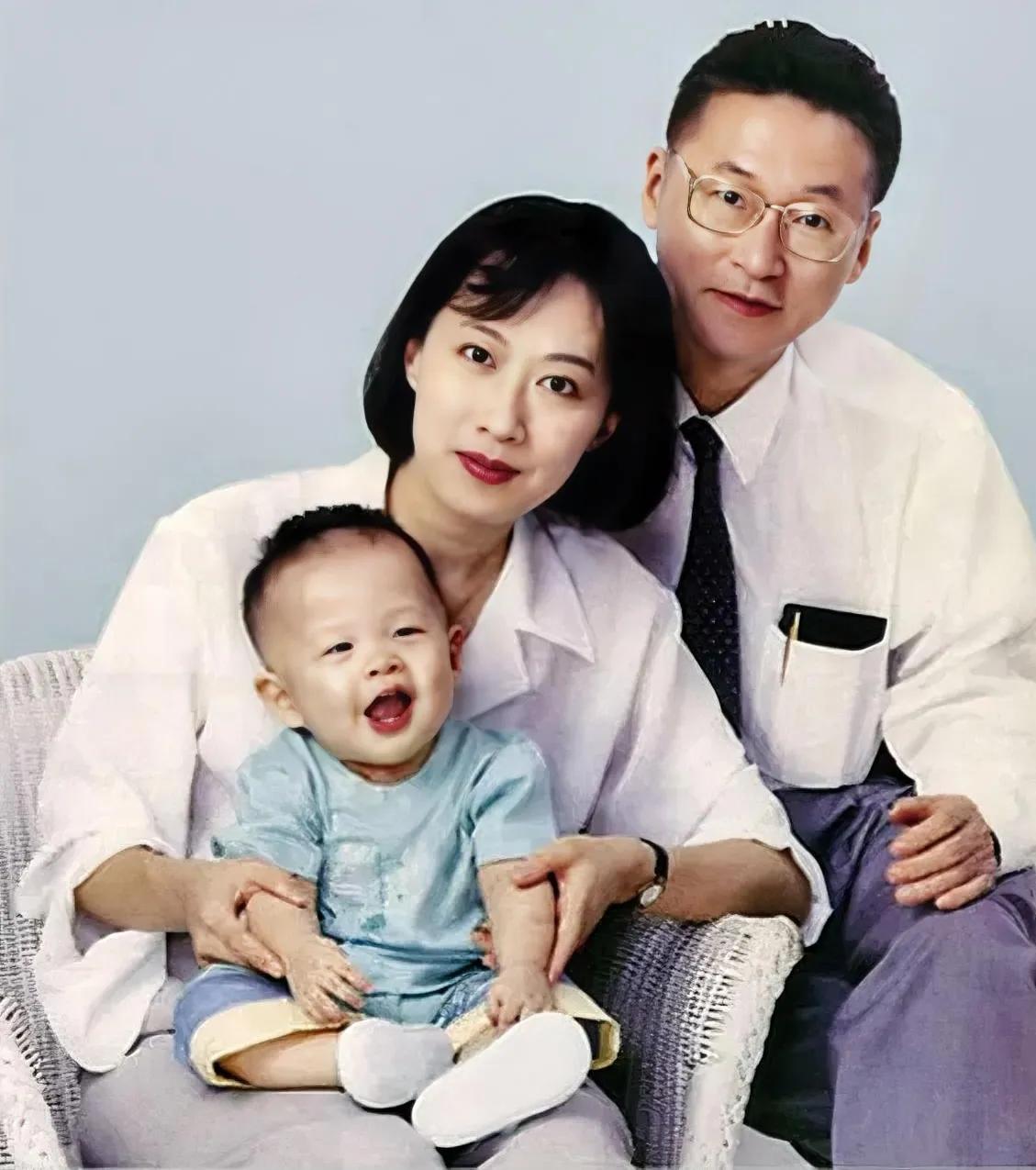 1992年，李敖与妻子王小屯、儿子李勘拍摄的全家福，是一张充满温馨和幸福氛围的照