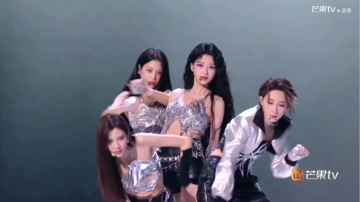 孙怡女团级表情管理被孙怡的舞台表现力狠狠折服，《花蝴蝶》每一幕都赏心悦目。表情管