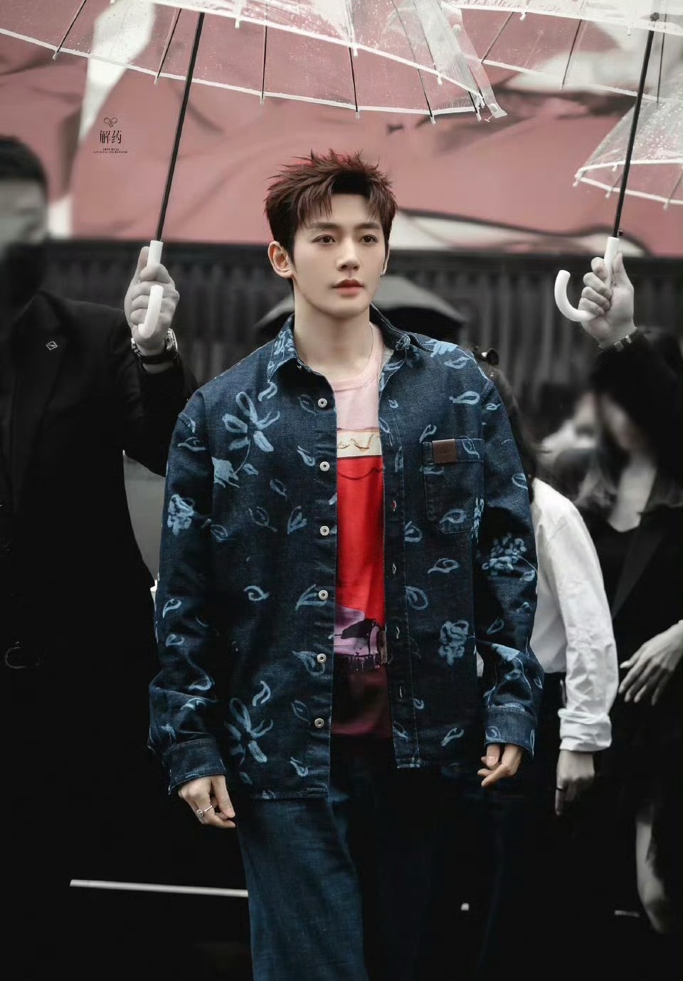 邓为像穿了红色肚兜 不讲不讲，哪吒的红肚兜但确实也hold住了 