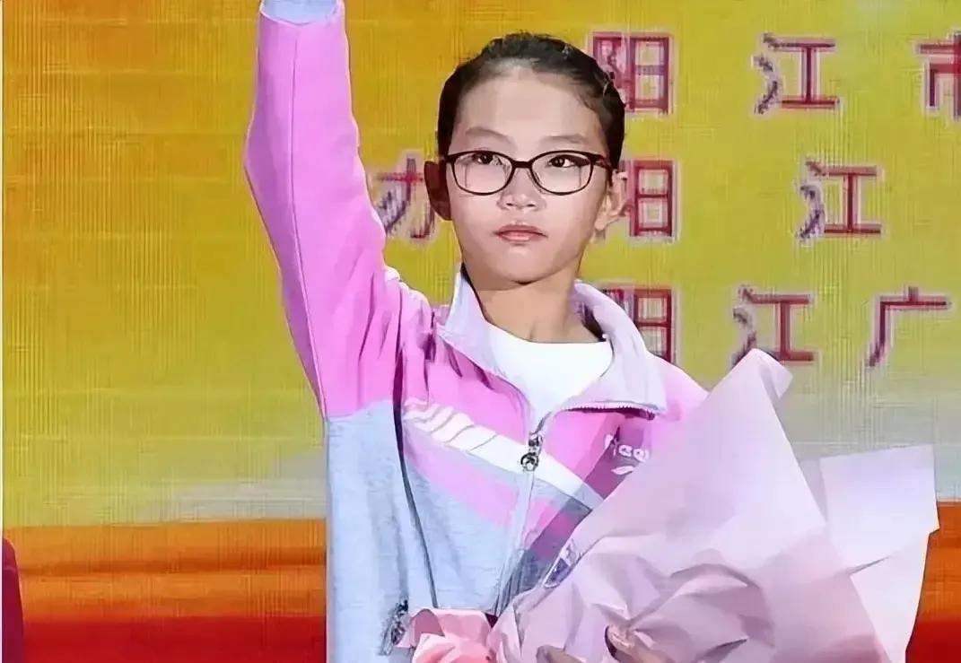 2006年，广东一男子在医院陪护流产的妻子。谁知，他出去抽烟时，发现了一名女弃婴