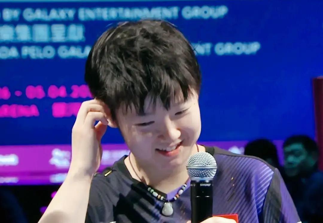 孙颖莎4:0零封温特 赛后采访害羞低头太可爱了
世界杯赛场这波孙颖莎太稳了！前一