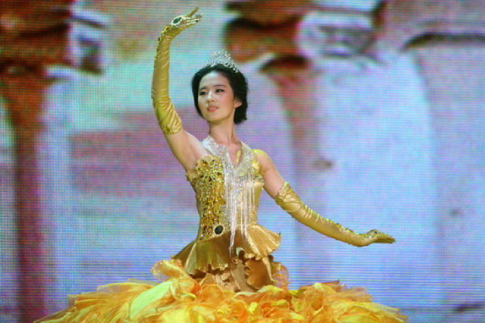 2006年，19岁的初代金鹰女神刘亦菲拍这组后台照的时候还在喝ad钙奶 