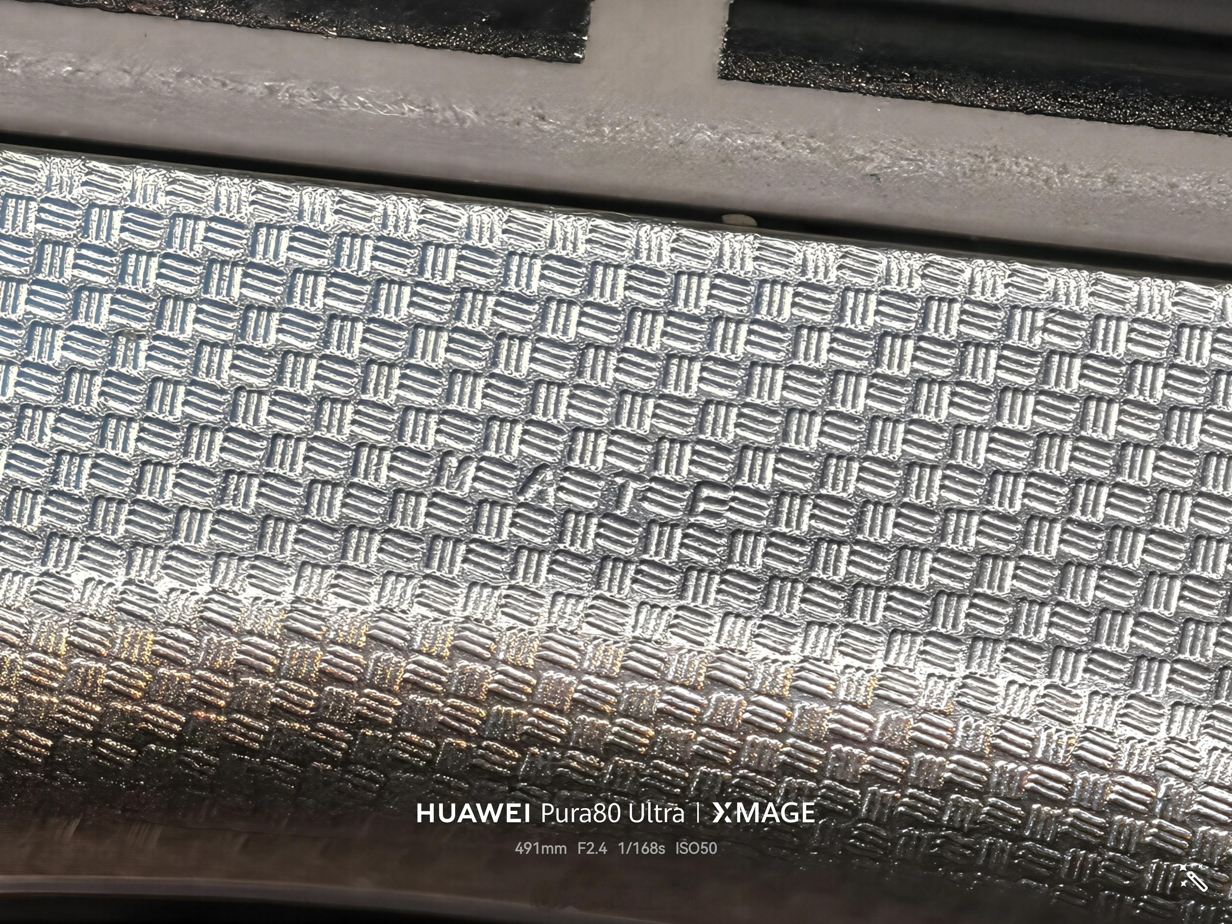 M！A！T！E！华为还是很细节啊，这四个字母在镜头上方一点 