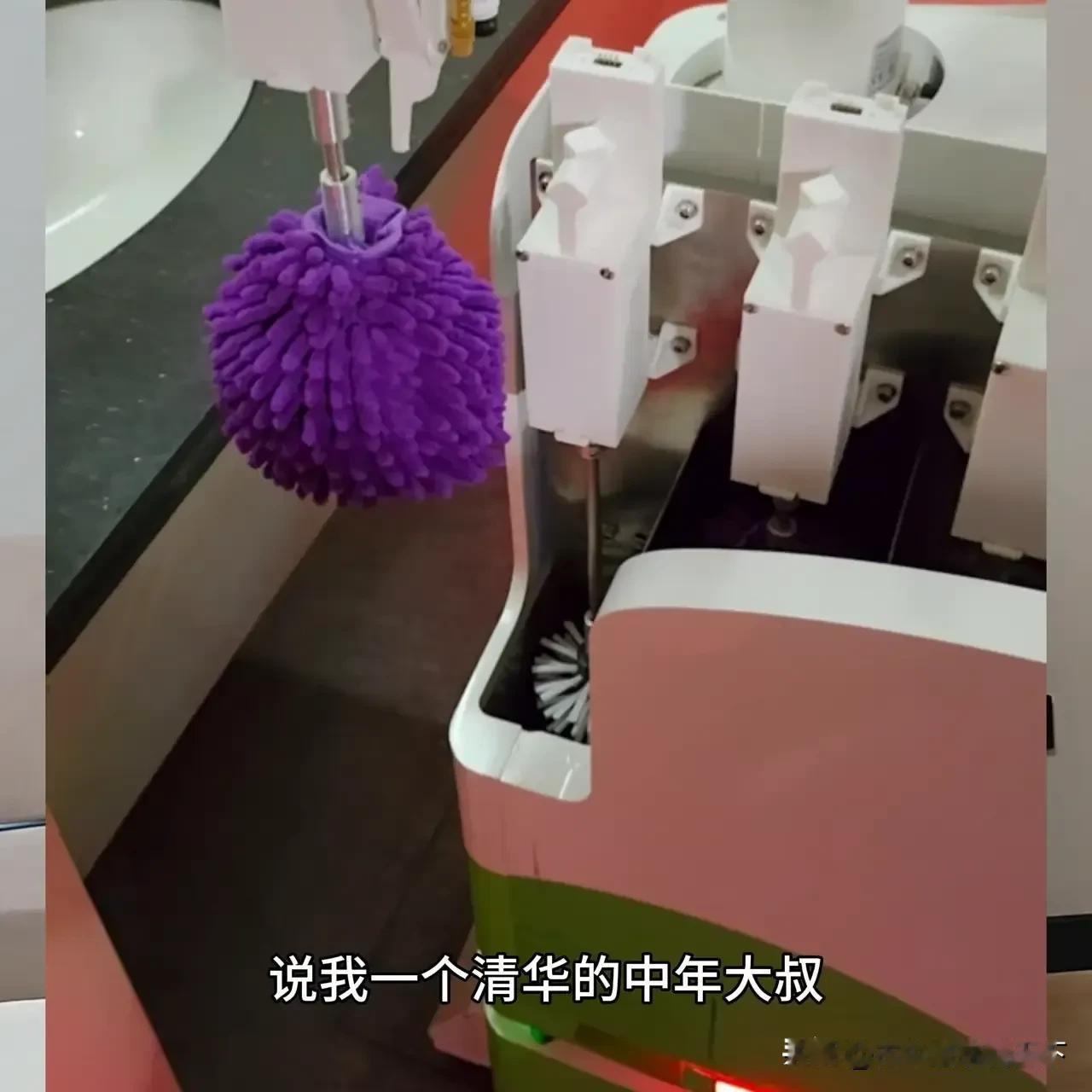 #清洁机器人扫厕所#[震惊]机器人行业「卷」到把扫厕所的工作机会都抢了[捂脸]