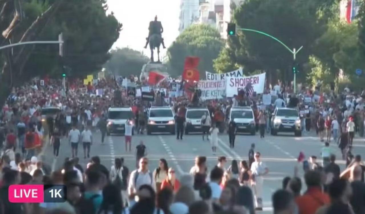 🇦🇱🔥🇺🇸
阿尔巴尼亚政府，
不顾民众的反对，
批准Trump女儿女婿