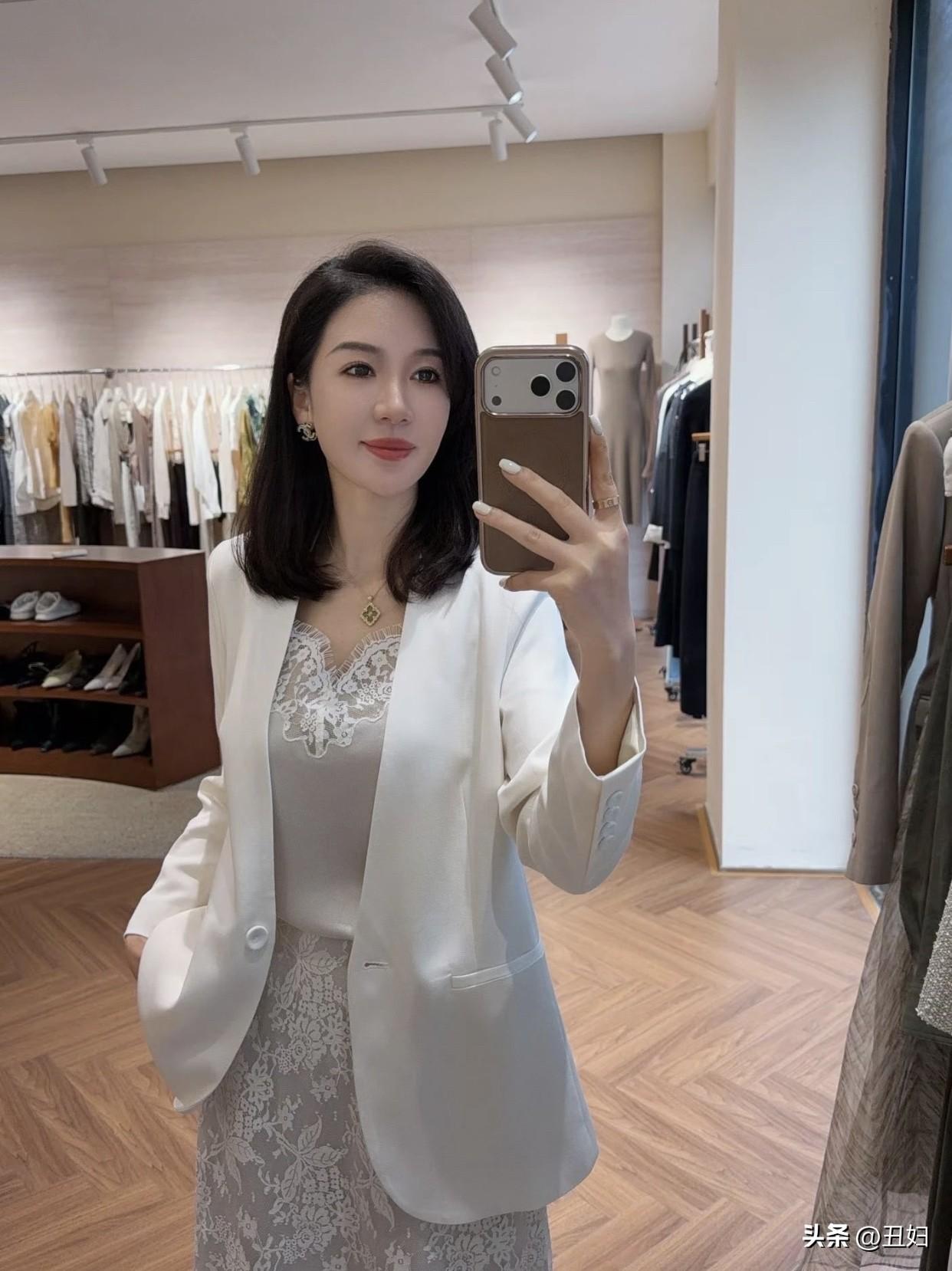 什么样的女人才能称得上有气质?优雅穿搭指南：白色蕾丝裙+米色外套，尽显温柔气质！