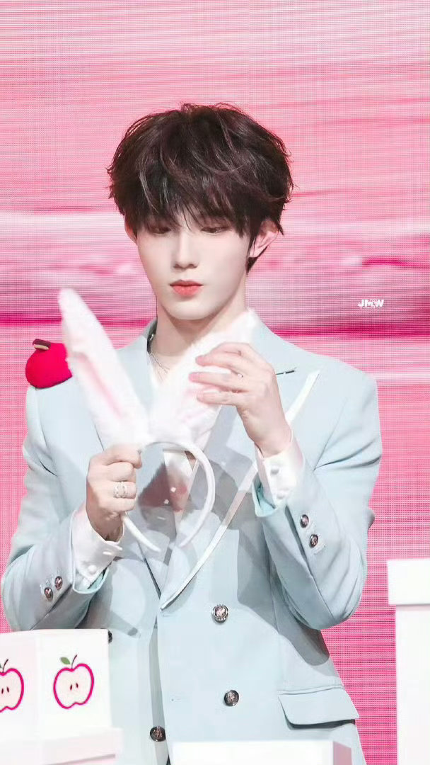 苏新皓疑似做了个网站苏新皓全能爱豆，自己扒舞、导演、创曲，还疑似做了网站！粉丝能