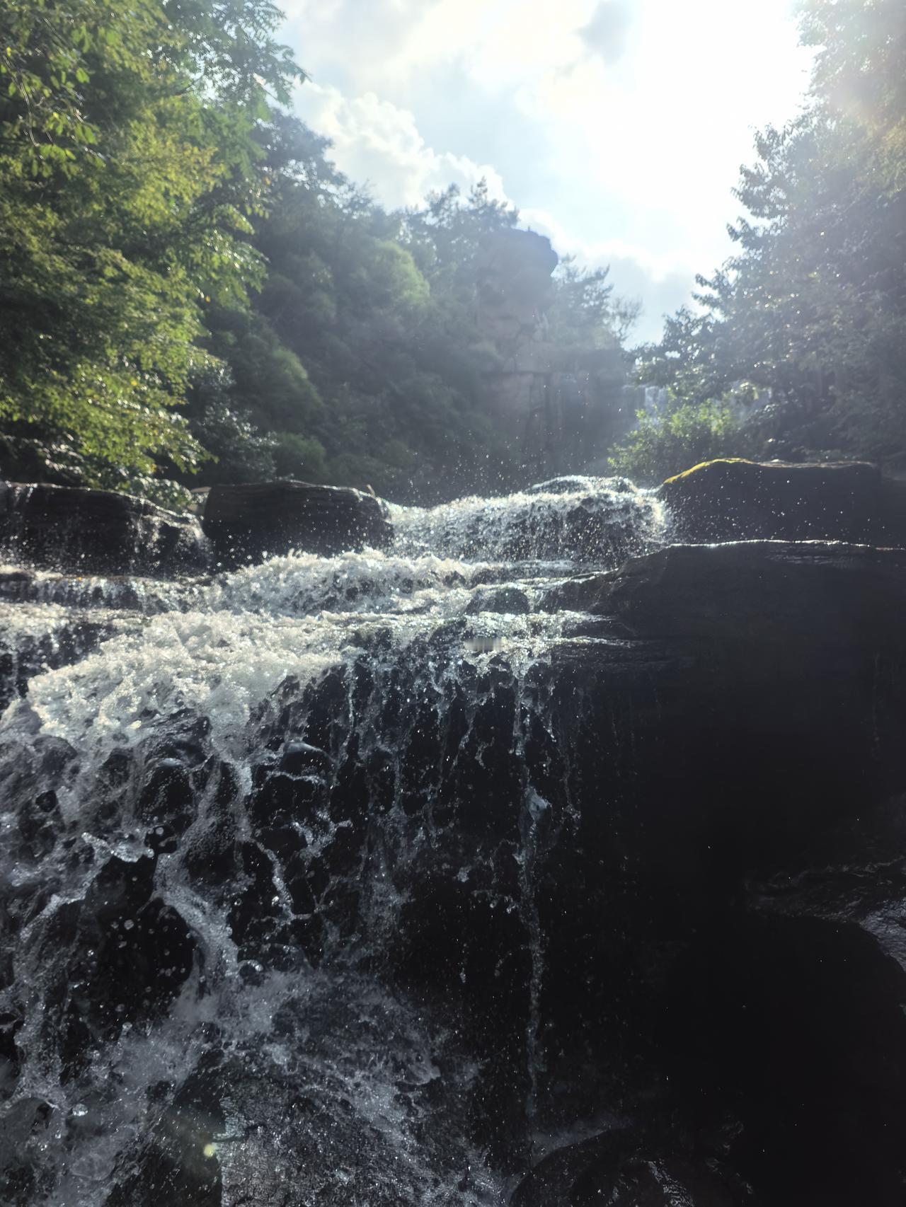 下联：
湖南湖北湖对湖，山南山北山连情
 
一汪洞庭横亘楚天，将湘鄂两地温柔相拥