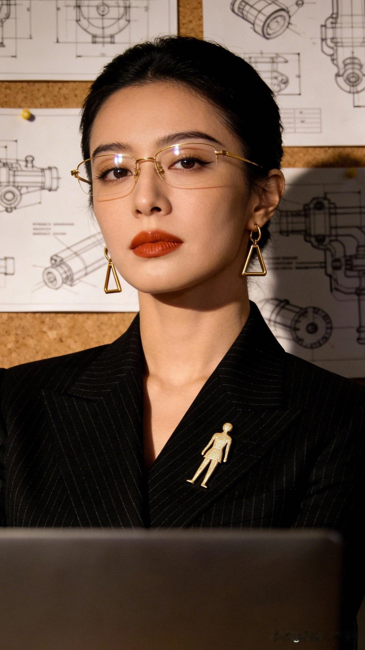 金钗映月影，玉佩拂风尘。40岁的女性穿黑色套装好看吗 职场女性魅力穿搭，精致妆容