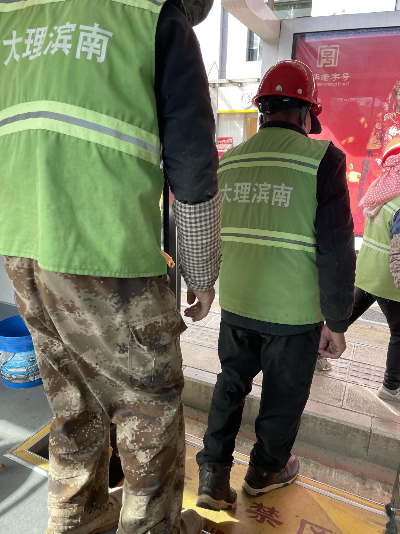 值得尊敬的老人。
在公交车上，上来4位穿工作马甲的人。头带安全帽，一看就是要去工