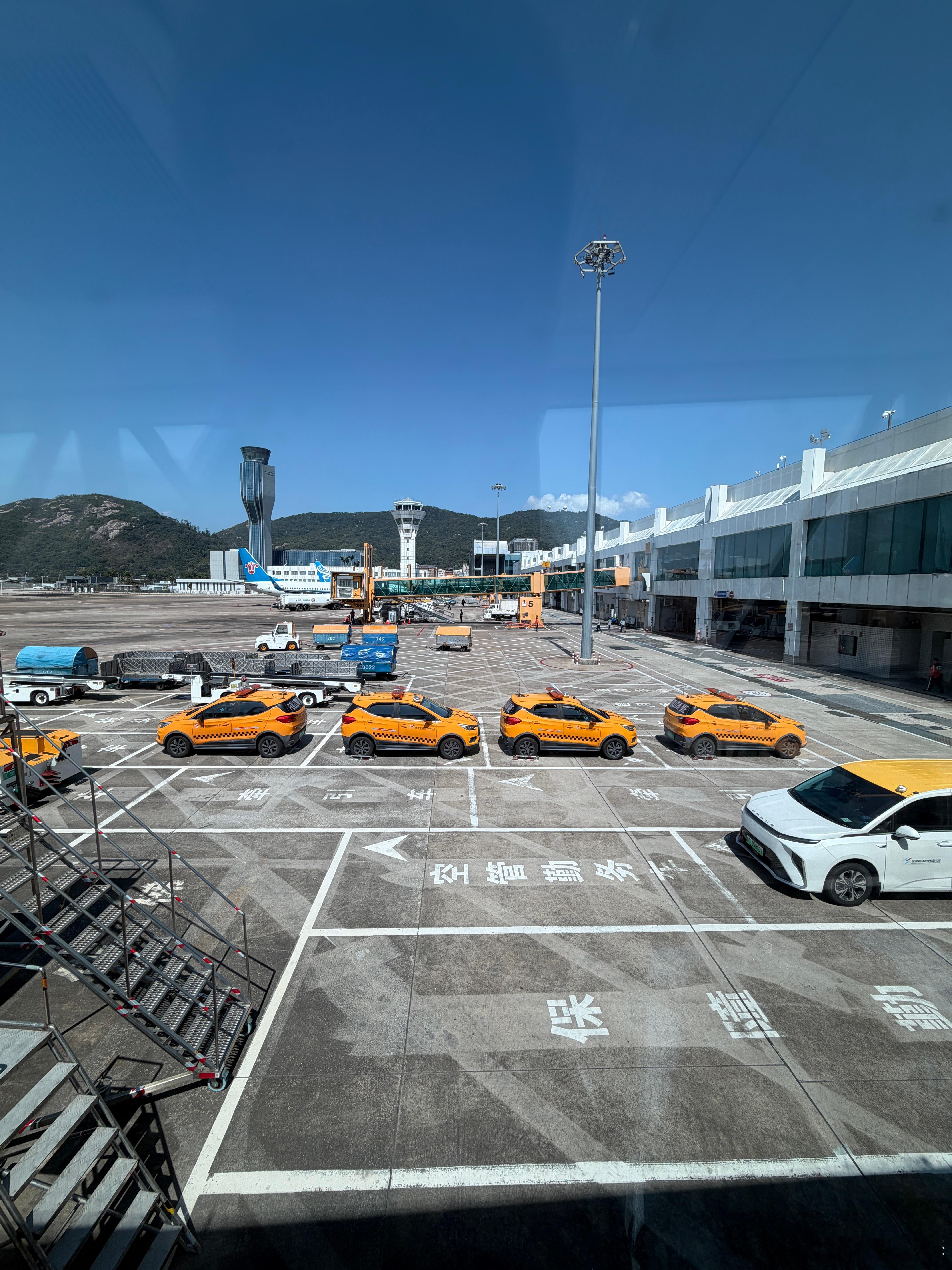 珠海机场采购了很多比亚迪元当工作车，无一例外的都摘掉了备胎罩。想想也对 在机场内