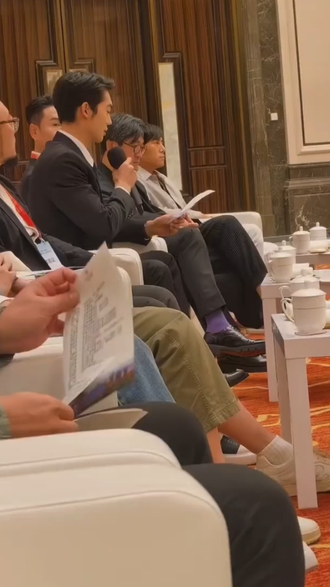 于适于适出席辽宁文化人才回乡会议，并作为嘉宾代表发言 ​​​以文艺人的责任与担当