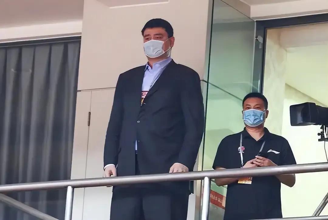 #姚明是懂自黑的# 易建联从姚明的跟班小弟打成了大哥，可是他身边的小弟打着打着都
