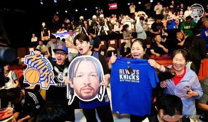 尼克斯官方真是太懂人情世故了！今天尼克斯官方专门更新社媒，晒出了一张昨日中国球迷
