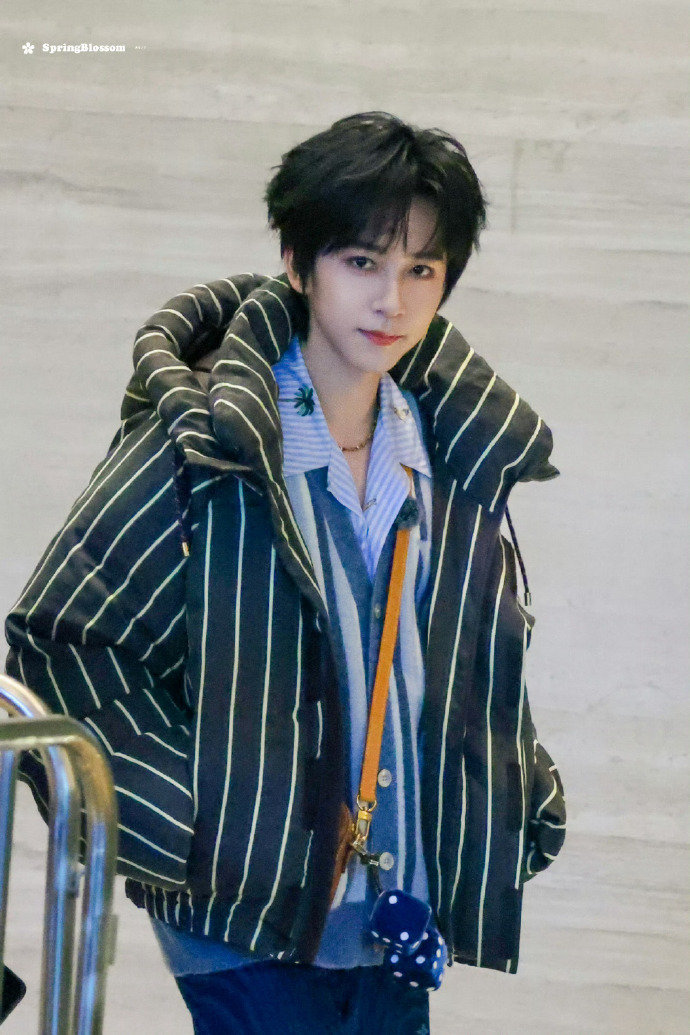 贺峻霖五十公里桃花坞6 贺峻霖桃花坞6录制路透，清爽帅气的小贺录制顺利，玩的开心