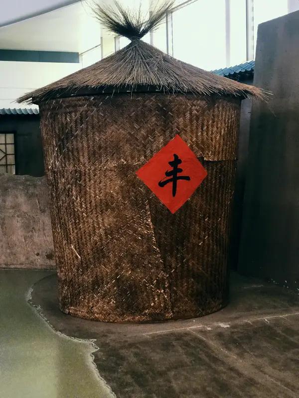 80年代，农民辛苦一年，把粮食送到粮站。那时交通落后，很多人靠肩背或板车拉。