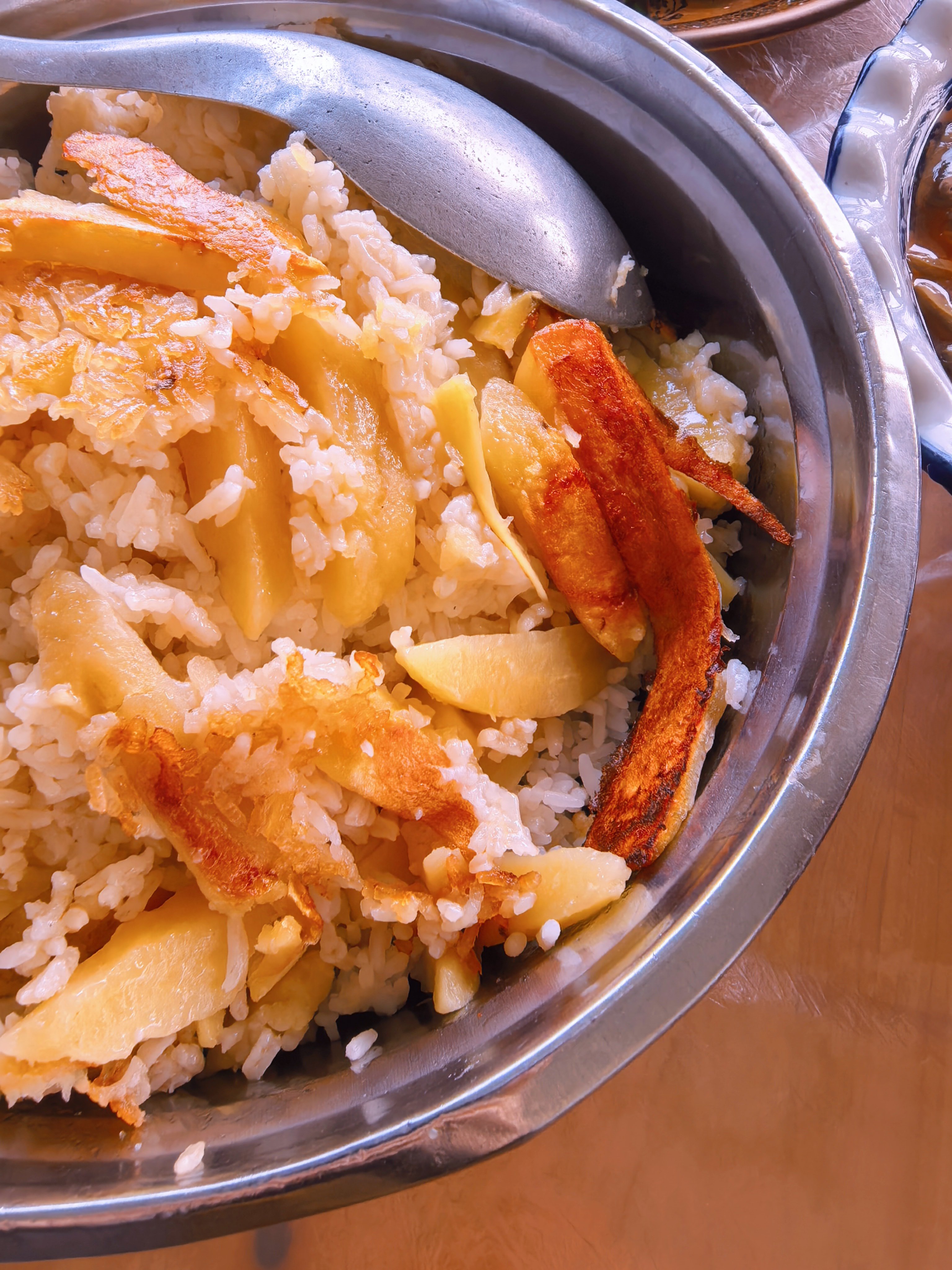 哇，洋芋饭，这个洋芋糊了，好香 