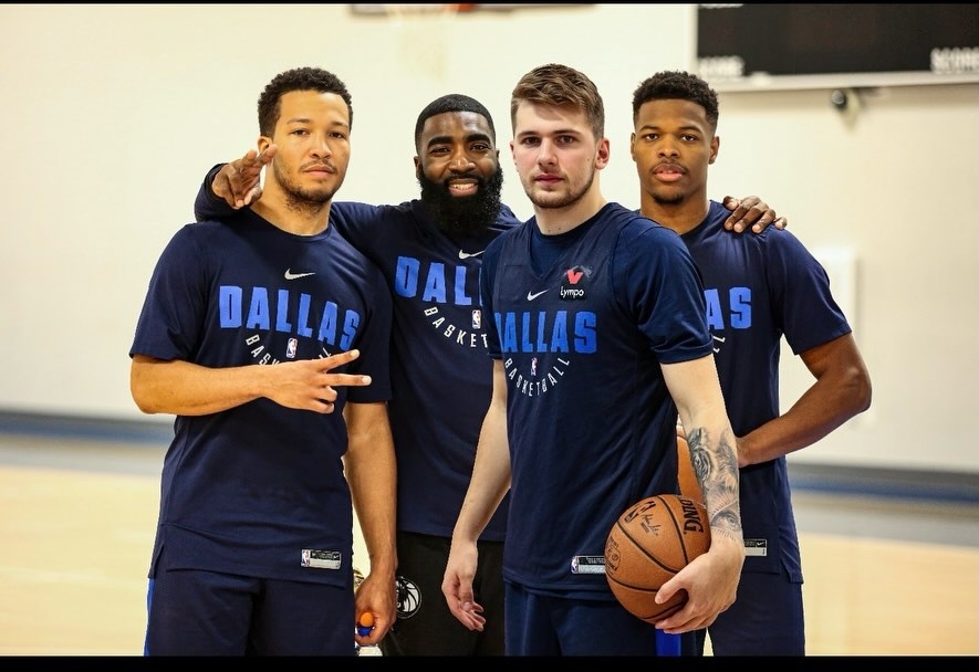 看到 shammgod 在社媒上发了这张图，上次独行侠的中国赛已经是 8 年前了