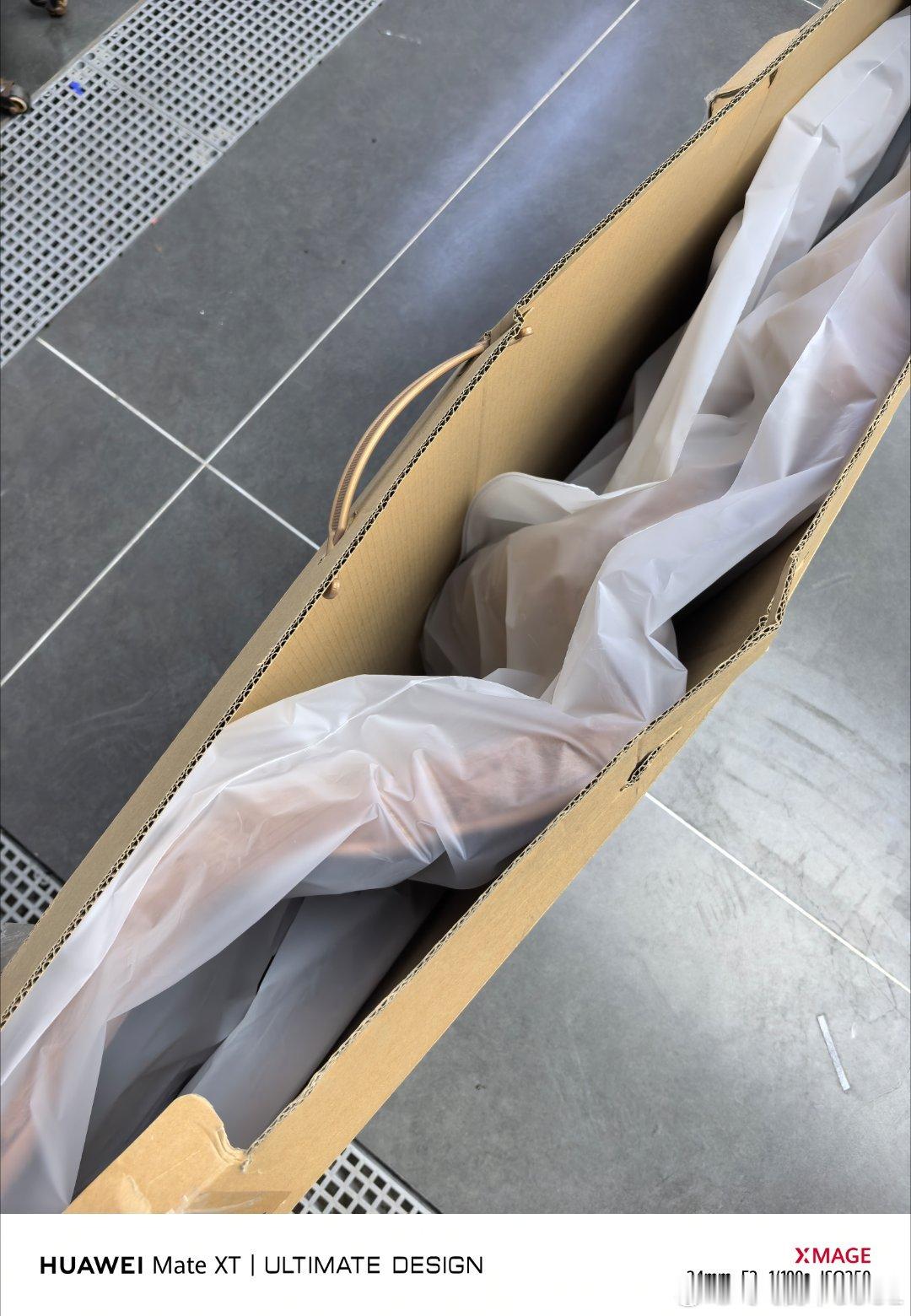 给大家看看尊界S800的羊绒地毯包装上就很精致 地毯外的塑封袋一点也不脏实物摸上