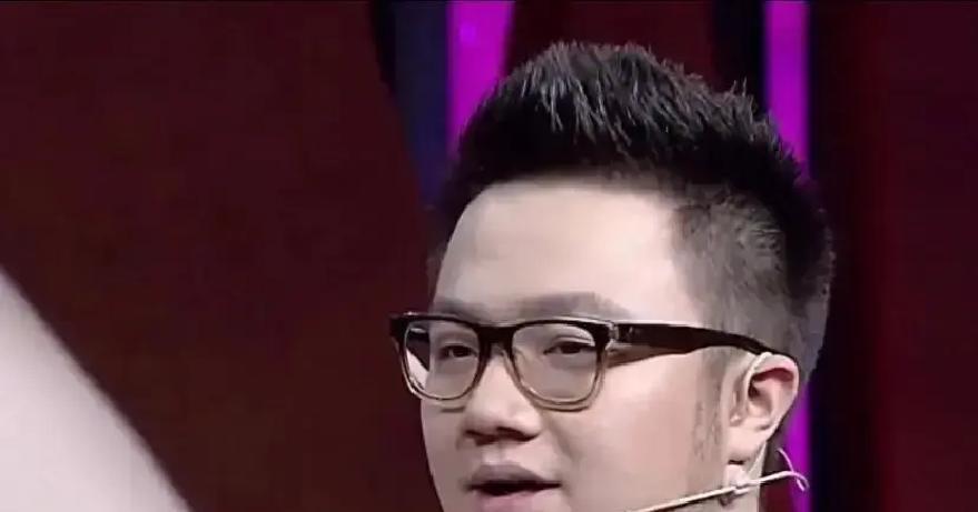 巴图35岁，仍等不到爸爸电话
 
直播间里，英达刚露脸，弹幕刷成“英达别躲”。几