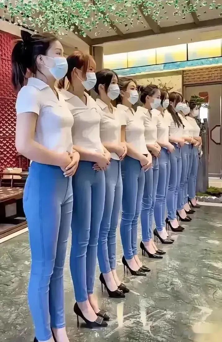 现在足浴按摩都这么卷了吗！招聘都要身材又好，脸蛋又漂亮的小姑娘！

等她们老了又