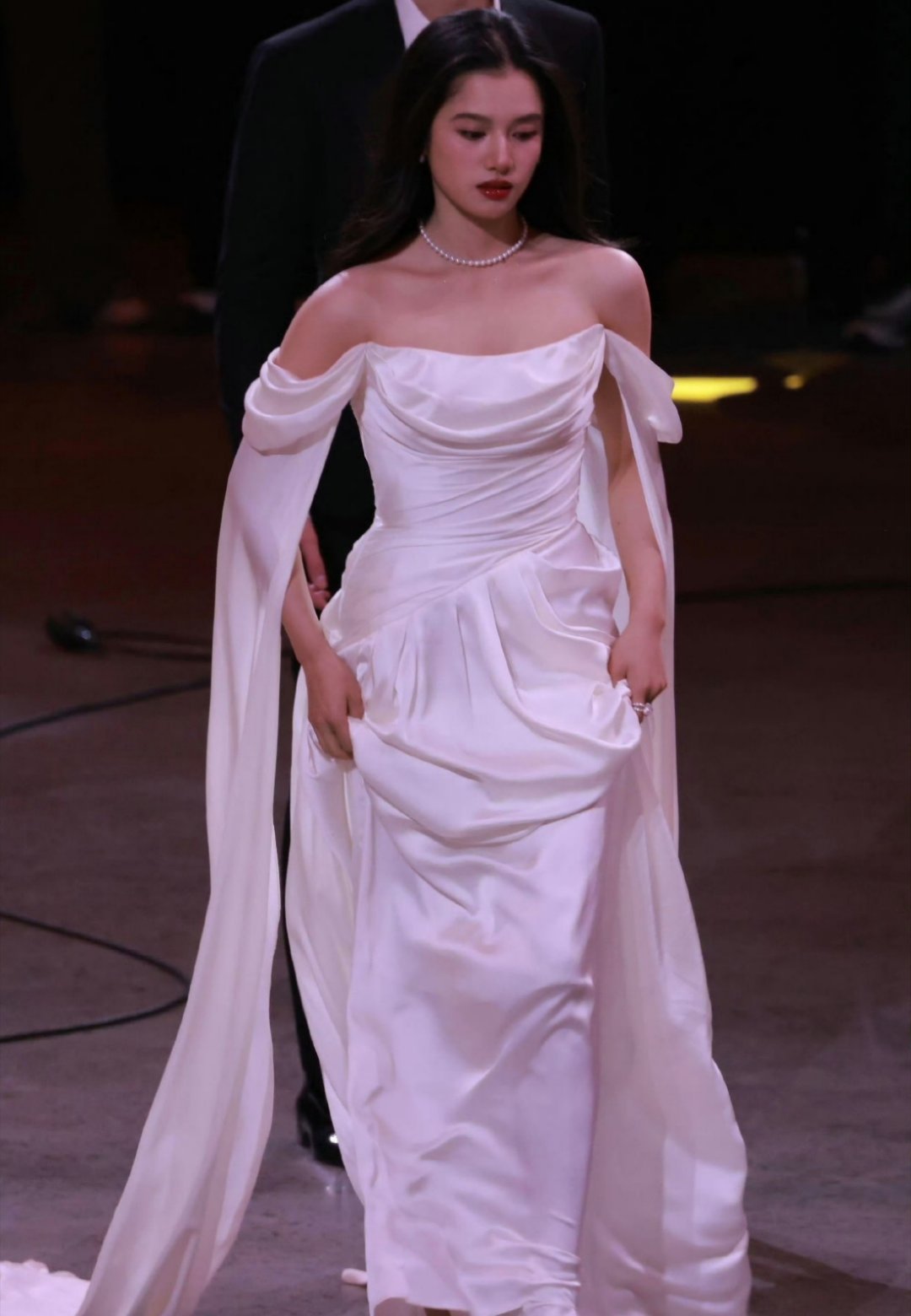 张婧仪公主这个造型真的超美…真的很想念红毯上的美仪了 