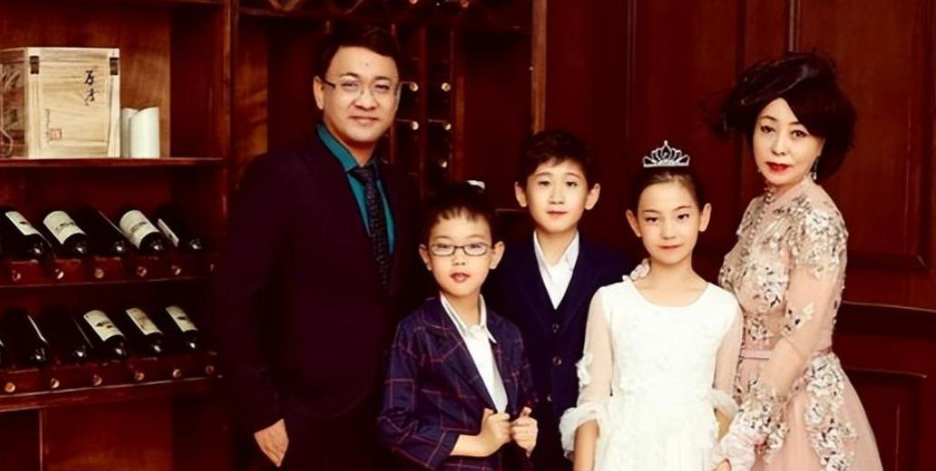 50岁富婆冒死为小19岁丈夫生下三胞胎，这段不被看好的姐弟恋当年轰动全城。如今1
