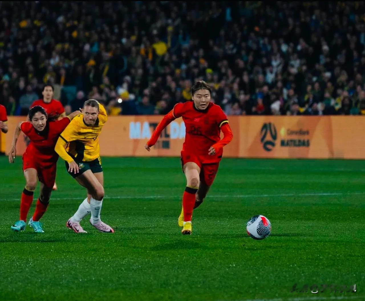 不知不觉，在澳超留洋一年的乌日古木拉已经成为中国女足锋线上的绝对主力，身体对抗能