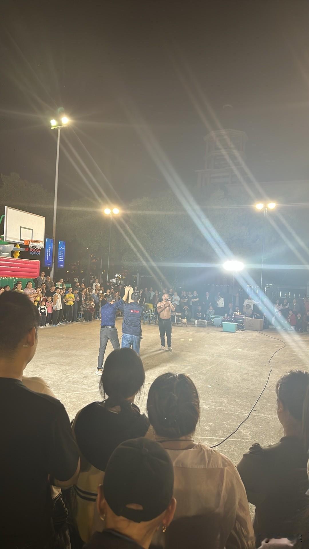 喉咙顶弯钢筋我想很多人都知道这个杂技，不管是电视节目也好还是现场我想都会有机会见