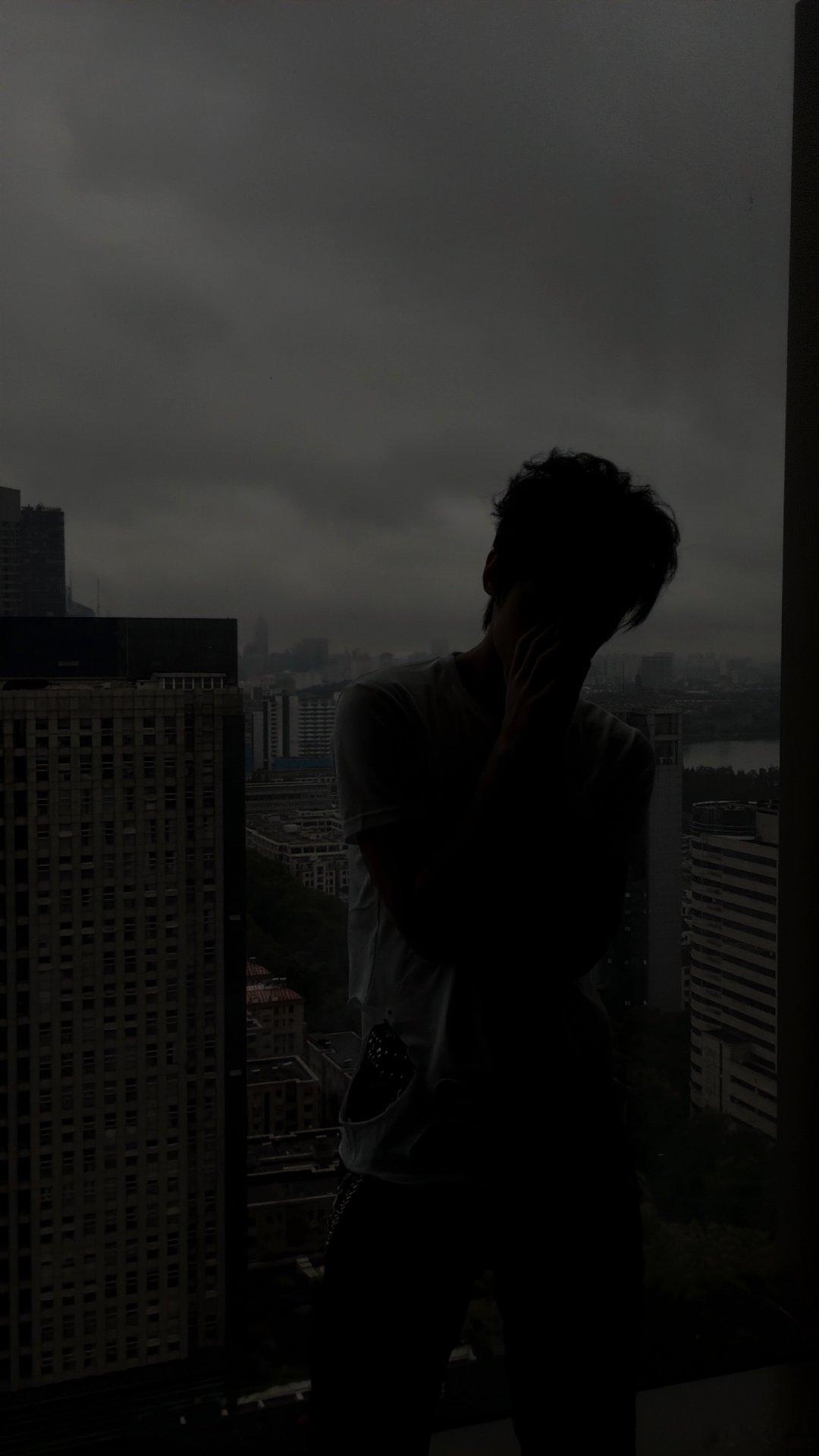 张峻豪说重返南京 张峻豪说重返南京马上又要和舞台上的见面啦！窗边随拍氛围感拉满，