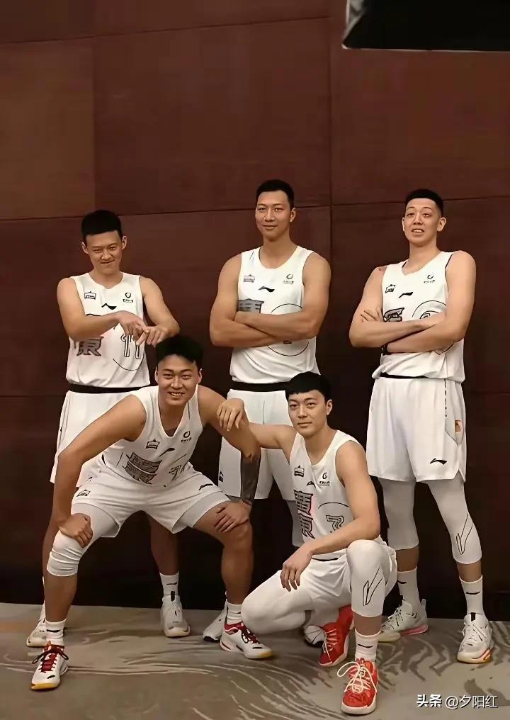 原广东男篮的五虎将来自五个省份。有一只本地的华南虎，一只来自黑龙江省的东北虎，一