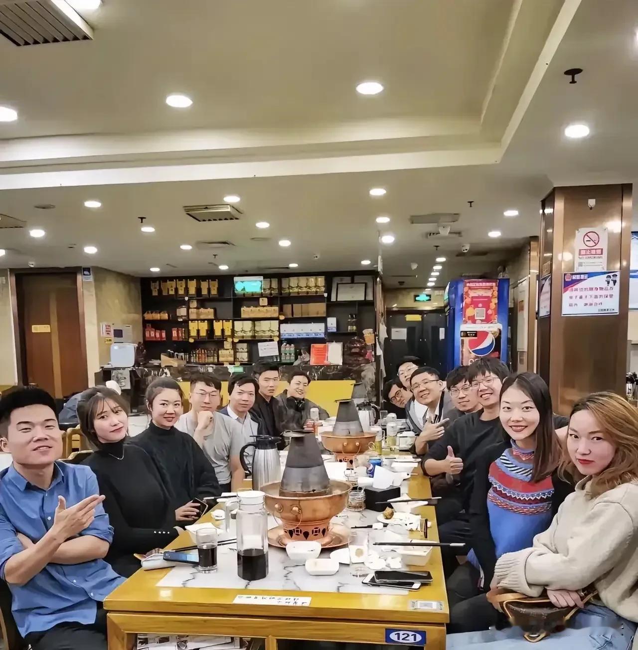 在董宇辉粉丝的眼里，董宇辉从小到大，身边就没有过哪怕是一个好人。

但事实上我们