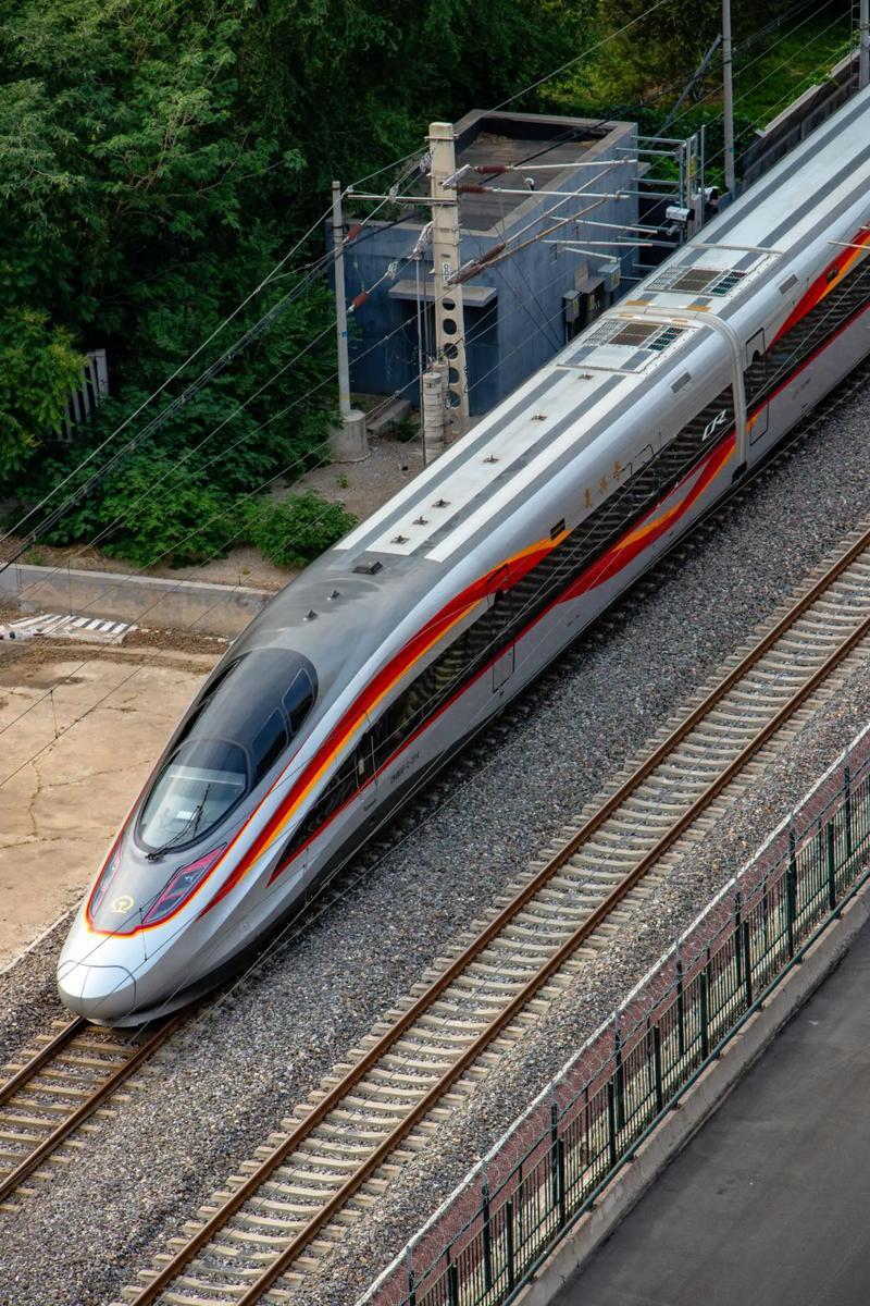 网传中国高铁颠簸实为西班牙列车怎么可能，我经常做高铁，西安，北京。高铁又快又稳，